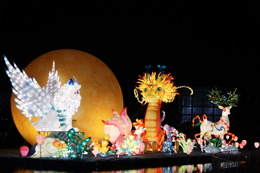 圖6：紅光湖的中央，三組超大型燈組“七下西洋”“瑯岐生明月 兩馬共此時(shí)”和“國泰民安”依次排開，組成一幅長達(dá)150米的水上燈光畫卷。劉華攝