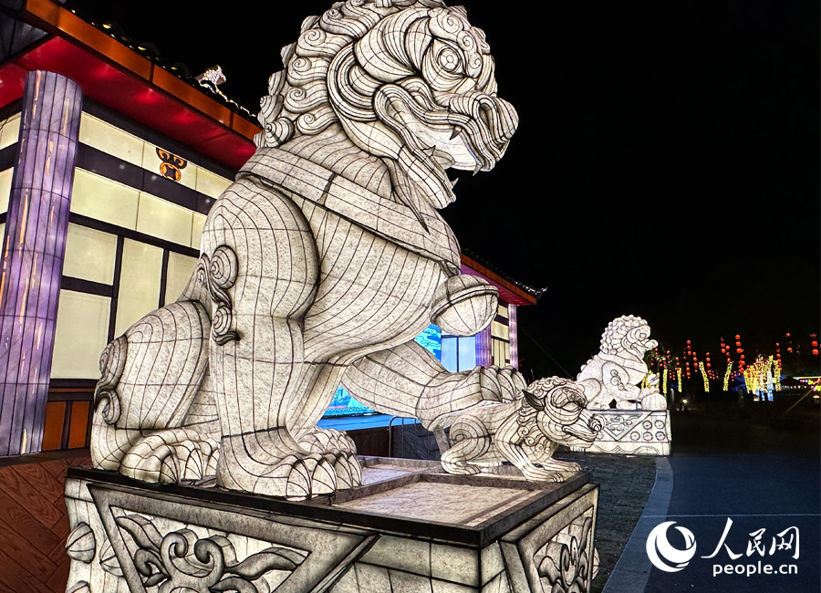 “船政群星”燈組前的雄獅。人民網(wǎng)記者 劉卿攝