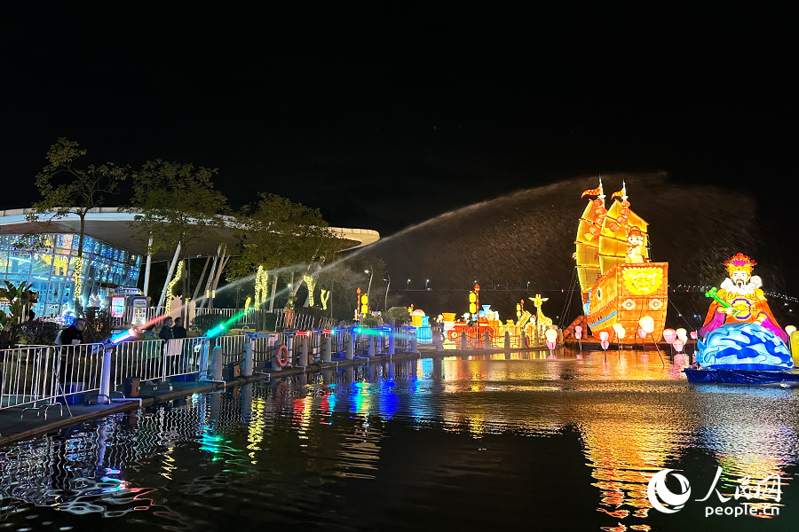 燈會(huì)現(xiàn)場，游客體驗(yàn)水上互動(dòng)項(xiàng)目。人民網(wǎng)記者 劉卿攝
