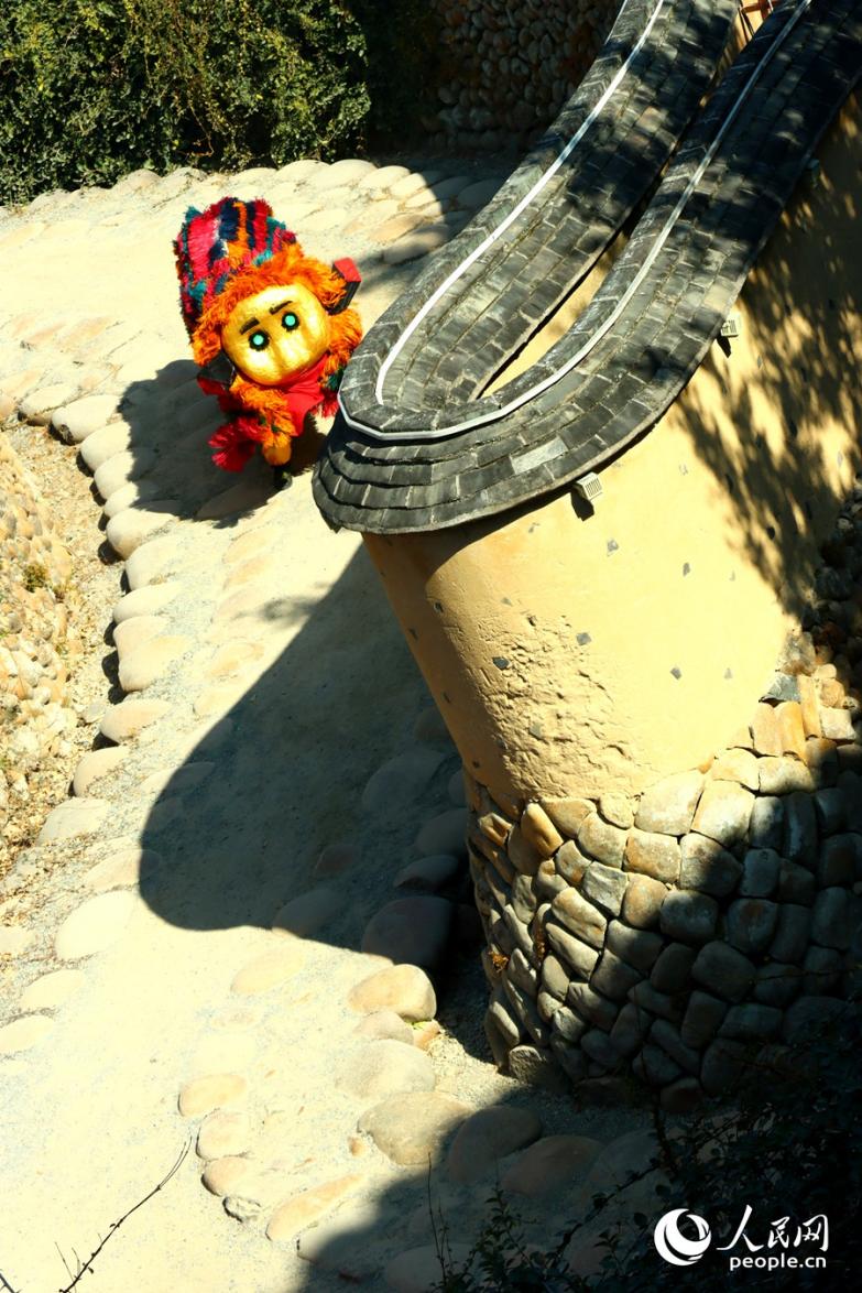 肥獅在嵩口古鎮(zhèn)鶴形路上表演。人民網(wǎng)記者 陳藍(lán)燕攝