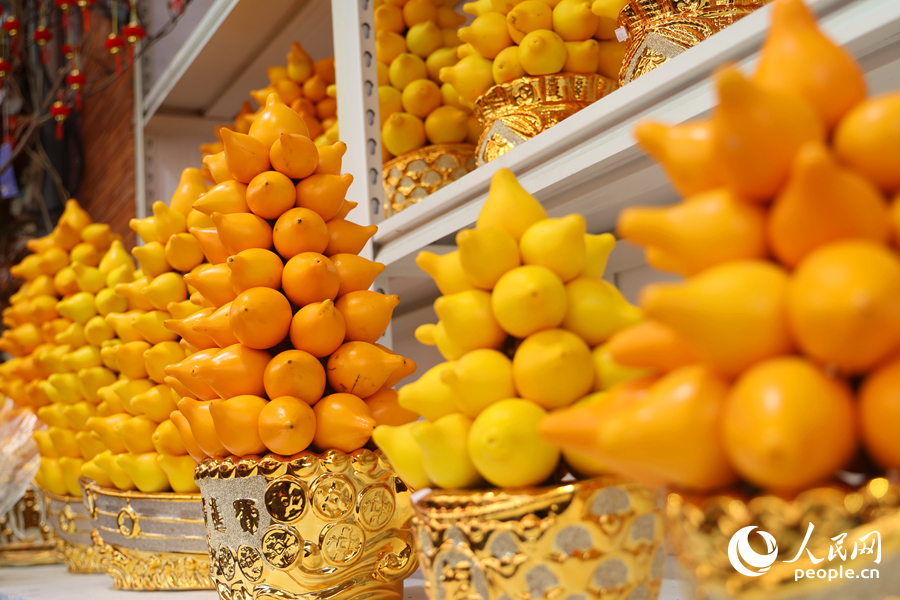 “黃金果”堆成的寶塔盆景寓意招財(cái)納福。人民網(wǎng)記者 陳博攝