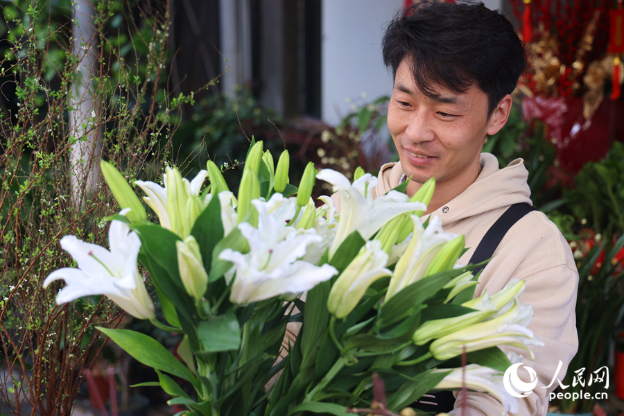 花藝師將整束鮮花打散，并認(rèn)真挑選。人民網(wǎng)記者 陳博攝