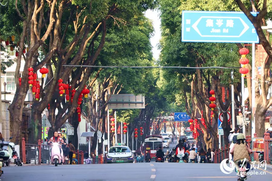 石鼓路人流如織。人民網(wǎng)記者 陳博攝