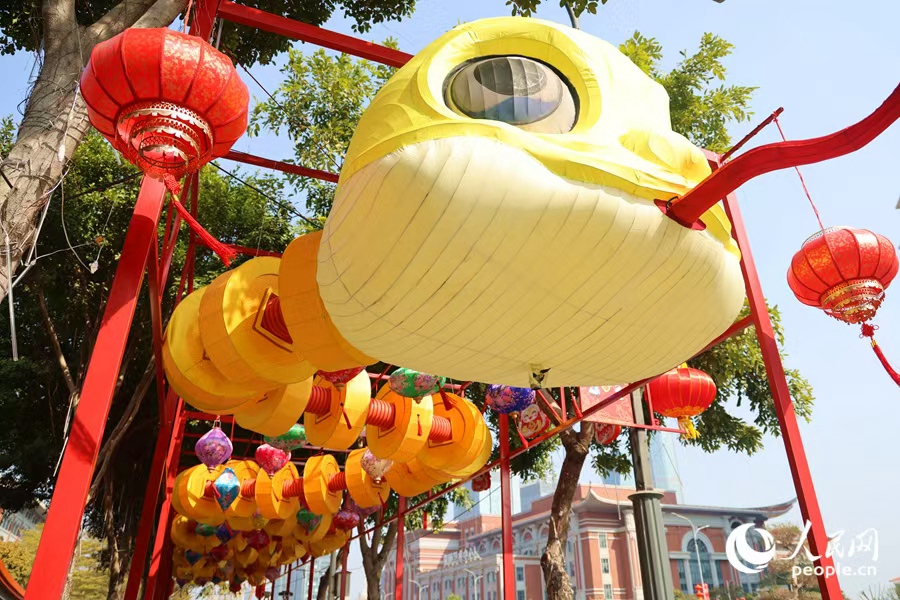 杏林灣路旁，生肖蛇形象的花燈引人駐足。人民網(wǎng)記者 陳博攝