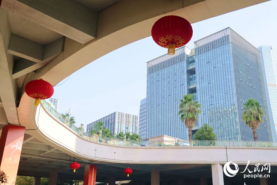 杏林灣商務(wù)運(yùn)營中心大紅燈籠高高掛。人民網(wǎng)記者 陳博攝