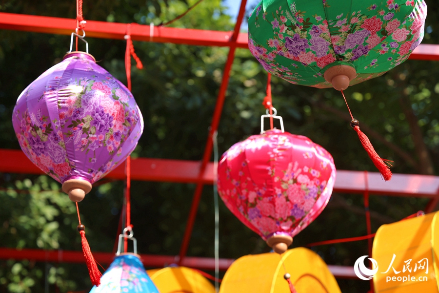 集美新城市民廣場，別樣掛飾傳遞新春之美。人民網(wǎng)記者 陳博攝