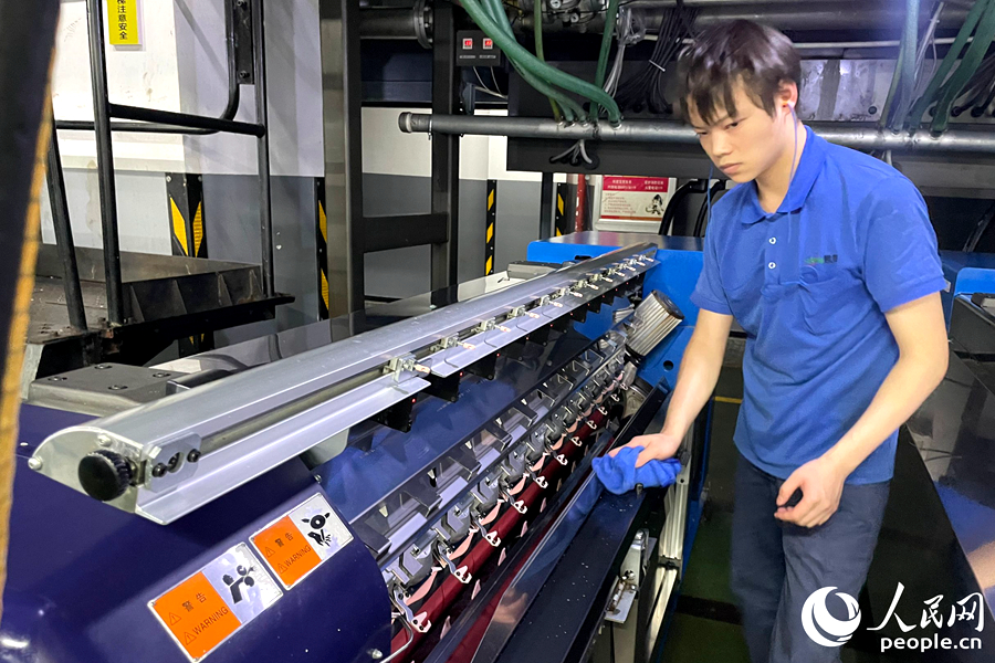 工人正在維護(hù)設(shè)備。人民網(wǎng)記者 林盈攝