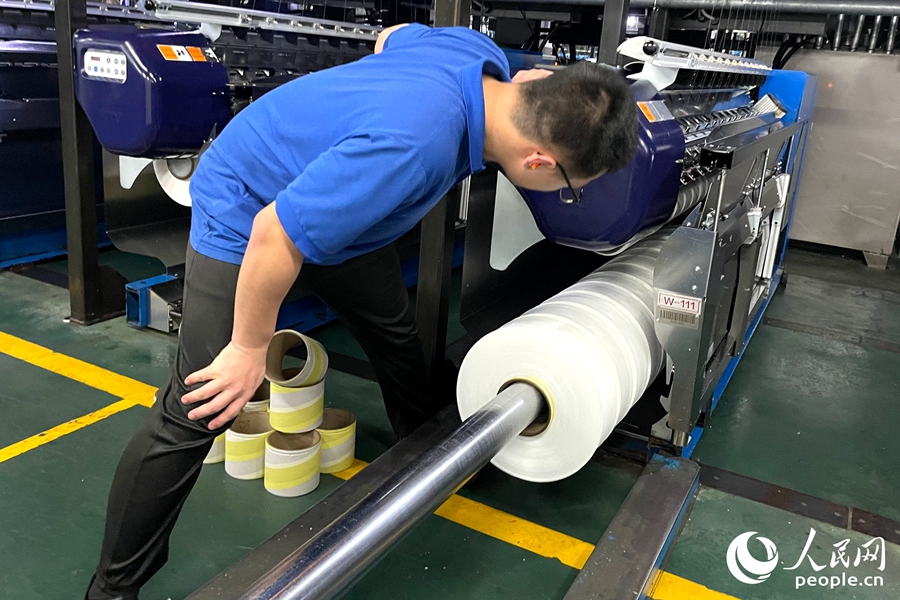 每卷紗的長度能達(dá)到200萬米。人民網(wǎng)記者 林盈攝