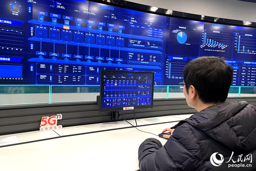 凱邦數(shù)控室大屏上各車間數(shù)據(jù)一目了然。人民網(wǎng)記者 林盈攝