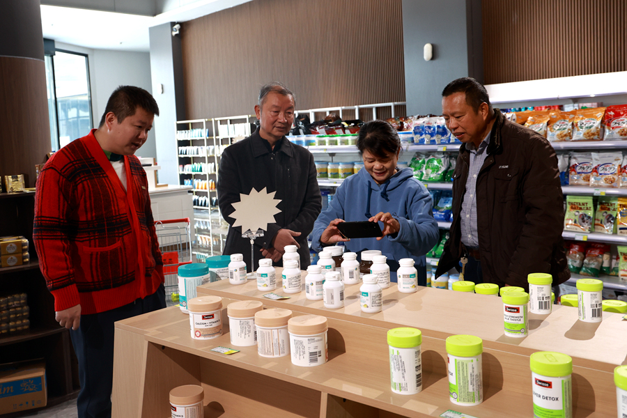 葡萄酒文化小鎮(zhèn)里，平價歐洲商品頗受歡迎。詹鐵迪攝