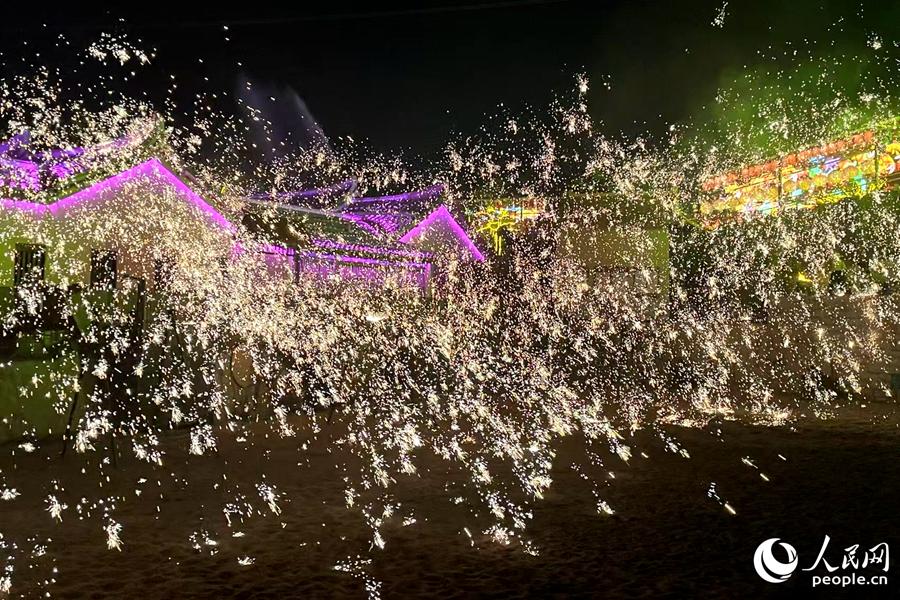 福建莆田湄洲島上再現(xiàn)“火樹銀花”。人民網(wǎng)記者 林盈攝