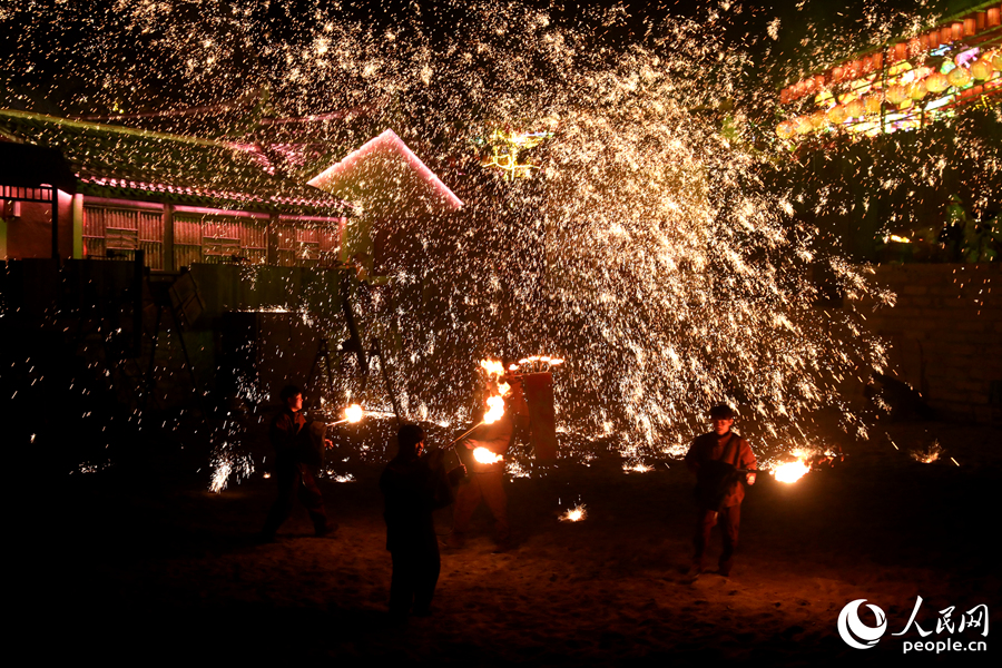 打鐵花表演。人民網(wǎng)記者 林盈攝