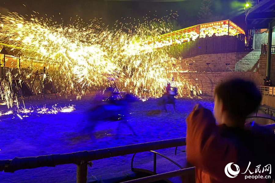 小觀眾被燦爛的煙火表演吸引。人民網(wǎng)記者 林盈攝
