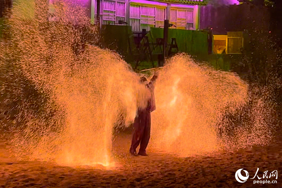 火壺表演。人民網(wǎng)記者 林盈攝