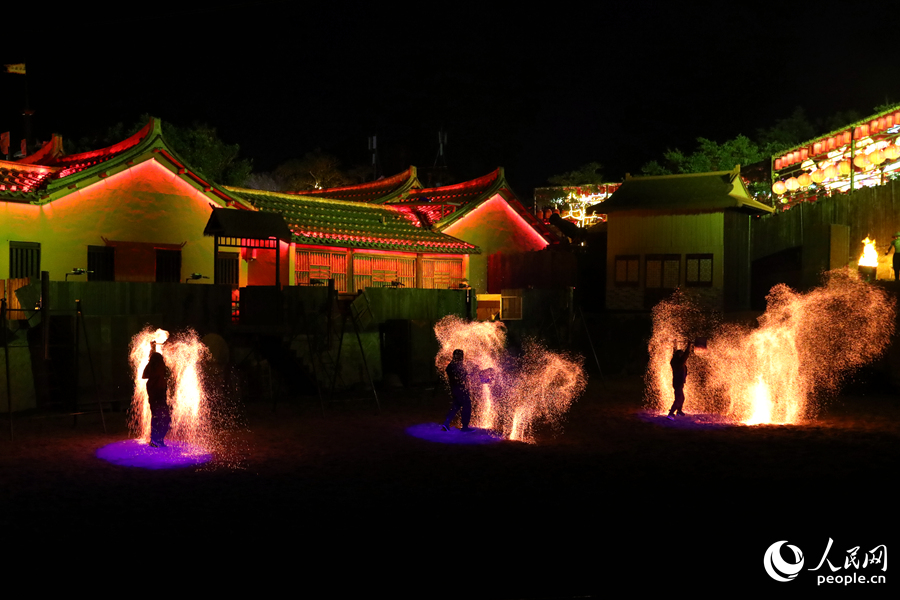 火壺抖擻，火星飛灑，如漫天繁星。人民網(wǎng)記者 林盈攝