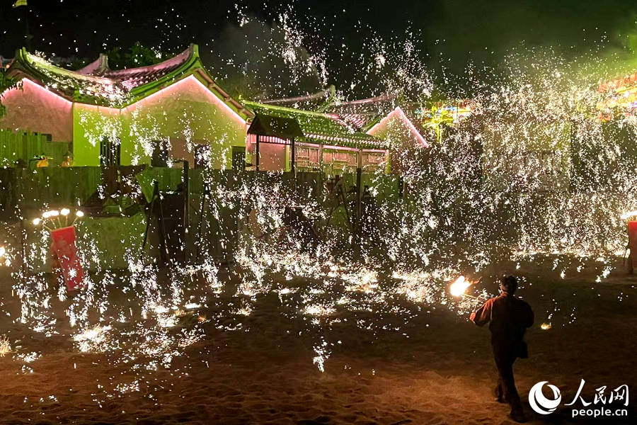 飛散的鐵水如火樹銀花。人民網(wǎng)記者 林盈攝