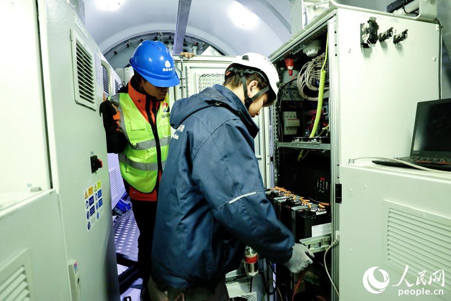 工程師們?cè)陲L(fēng)機(jī)內(nèi)維修作業(yè)。人民網(wǎng) 李唯一攝