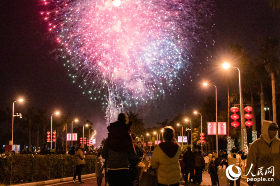 農(nóng)歷大年初一，廈門環(huán)島路黃厝海灘煙花秀如約而至。人民網(wǎng)記者 陳博攝
