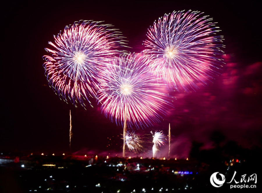 絢爛煙花點亮夜空。人民網(wǎng)記者 陳博攝