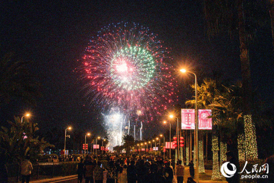 活動現(xiàn)場，人頭攢動，市民游客紛紛拿出手機，記錄美好時刻。人民網(wǎng)記者 陳博攝