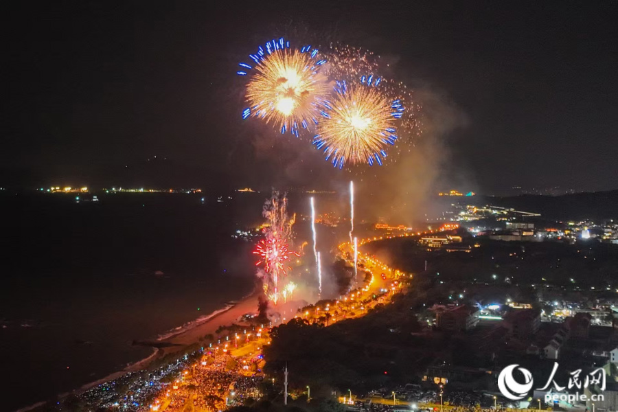 本次焰火晚會以“金蛇獻祥瑞，兩岸共迎春”為主題，時間持續(xù)30分鐘。人民網(wǎng)記者 陳博攝