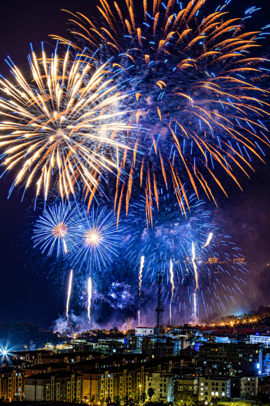 流光溢彩的夜空，寄托著兩岸人民對新春的祝福與期待。肖曉晶攝