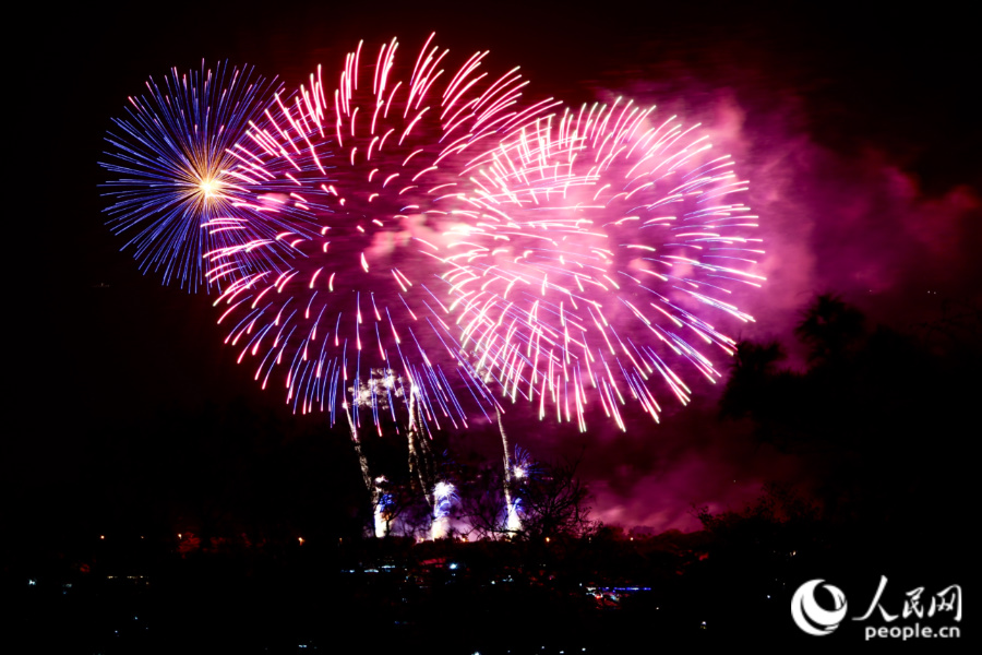 一朵朵煙花驚艷綻放夜空，耀眼奪目，令人目不暇接。人民網(wǎng)記者 陳博攝