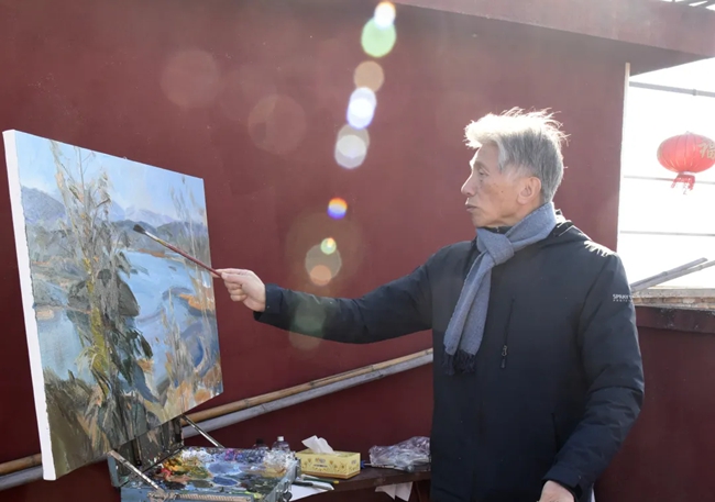 范迪安現(xiàn)場作畫。古田縣融媒體中心供圖