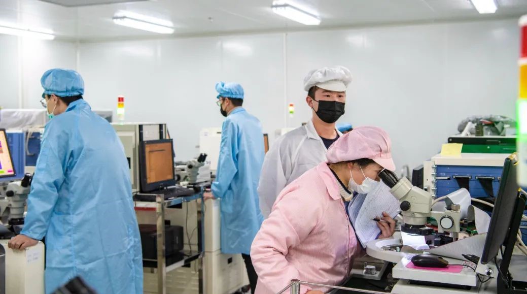 宗仁科技（平潭）股份有限公司的生產(chǎn)車間內(nèi)，工人在測試產(chǎn)品。平潭融媒體中心供圖