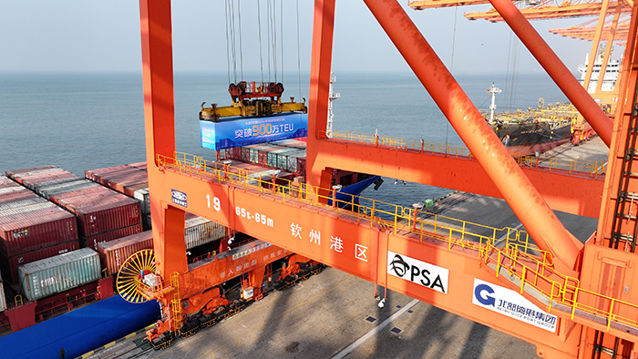 2024年，廣西北部灣港第900萬標箱起吊。陸奇東攝