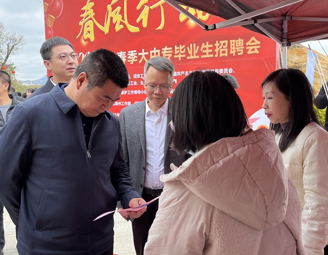 詔安縣委書記李亞容到現(xiàn)場(chǎng)為企業(yè)與求職者“搭橋”