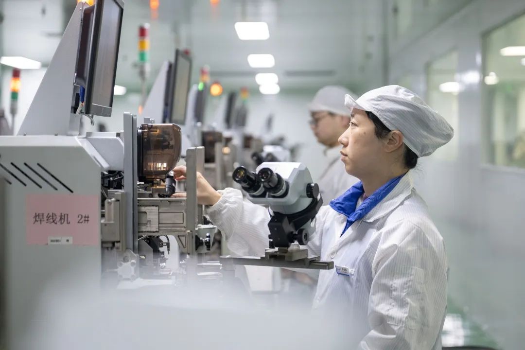 福建中科芯源光電科技有限公司生產(chǎn)線上，技術(shù)人員正在加工熒光陶瓷片。林雙偉攝