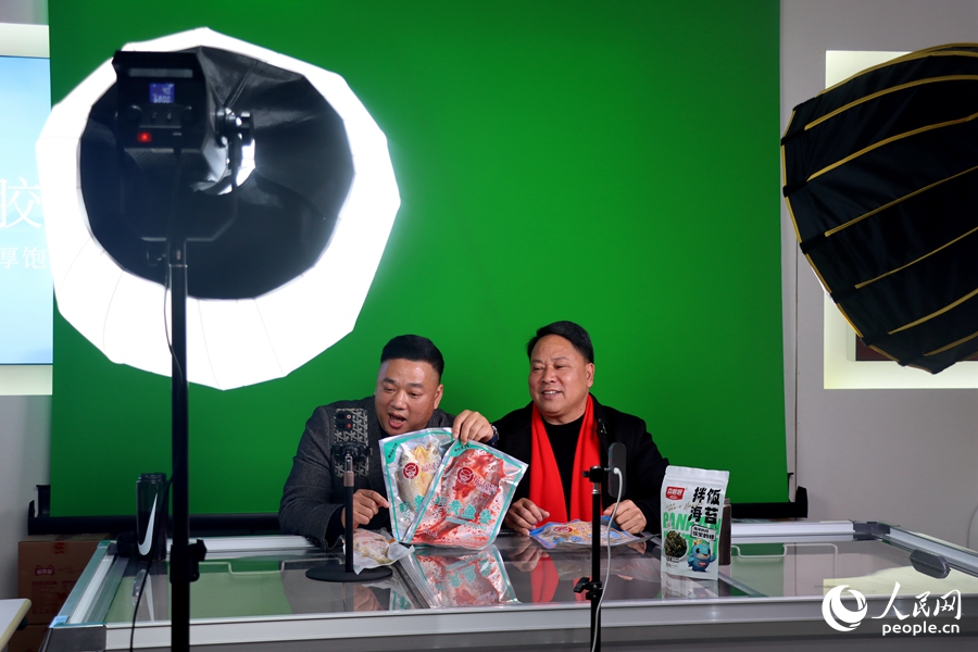 在北部電商園直播間里，大黃魚的線上銷售正如火如荼，訂單信息不斷涌入。人民網(wǎng) 謝星宇攝