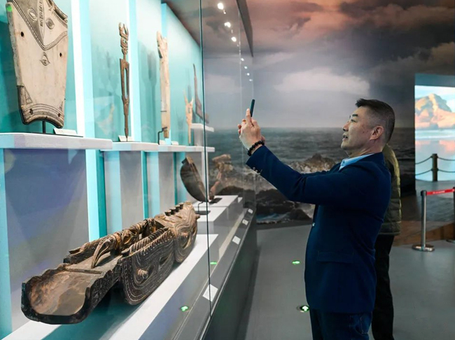 在平潭殼丘頭遺址博物館內(nèi)，陳祥松（右）觀看展品尋找創(chuàng)作靈感