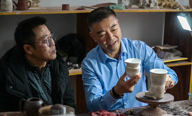 陳祥松（右）和施友興（左）一起創(chuàng)作南島語族元素的工藝品