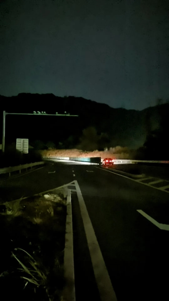 桂湖通往北二通道的十字路口的交通信號燈也沒亮過。顏先生供圖