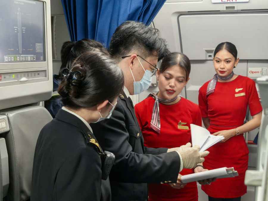 海關(guān)關(guān)員在核對(duì)旅客信息。廈門海關(guān)供圖