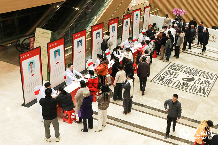 福州市中醫(yī)院資深中醫(yī)專家解答市民健康疑惑。人民網(wǎng) 陳永整攝