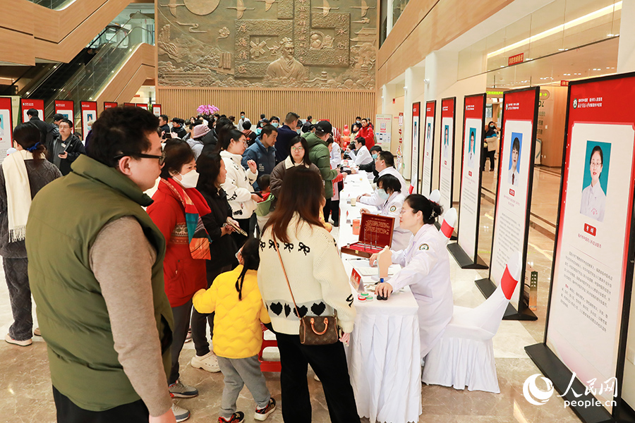 福州市中醫(yī)院資深中醫(yī)專家為市民朋友把脈問診。人民網(wǎng) 陳永整攝