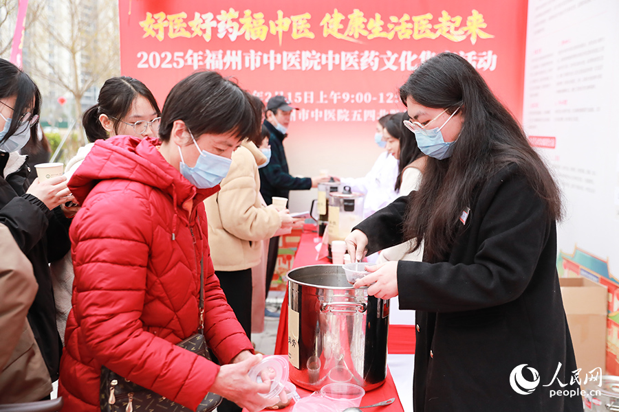 市民品嘗藥膳。人民網(wǎng) 陳永整攝