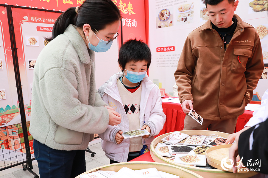 市民辨別“八珍藥膳”所需中藥材，參與互動。人民網(wǎng) 陳永整攝