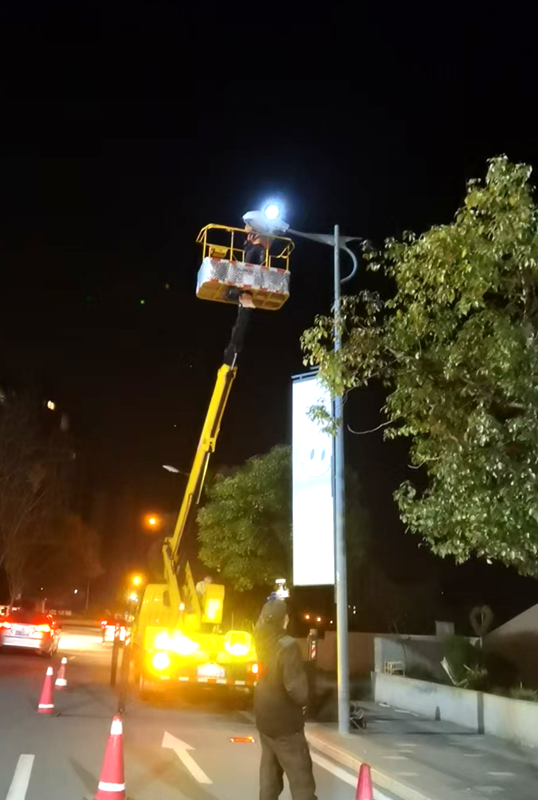 2月14日晚上，工人連夜搶修。福州市城鄉(xiāng)建總供圖