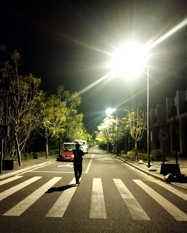 小區(qū)門口通往市政道路路段已亮燈。福州市城鄉(xiāng)建總供圖