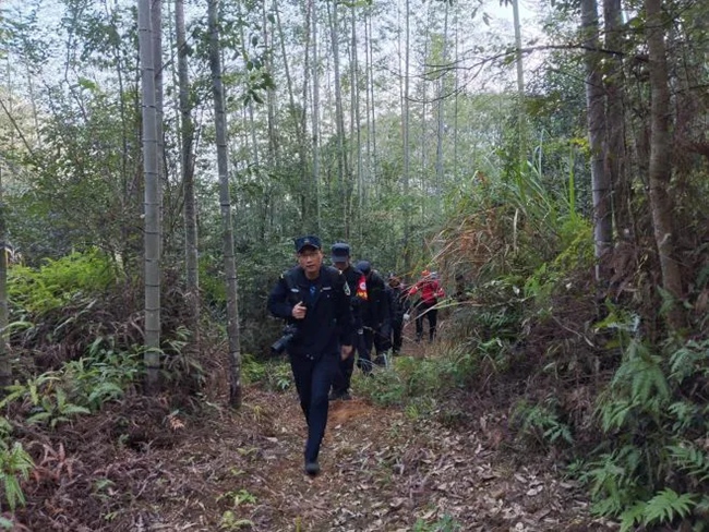 與應急處置隊伍、戶外志愿者開展聯(lián)合巡護