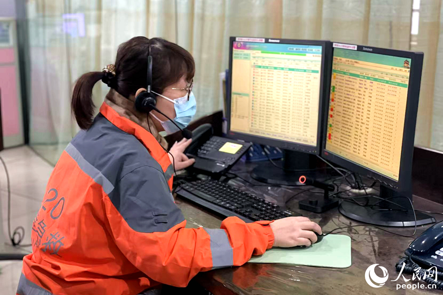 福建省急救中心內(nèi)，120調度員正在工作。人民網(wǎng)記者 林盈攝