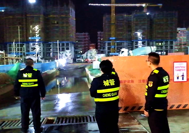 執(zhí)法人員到建筑工地現(xiàn)場(chǎng)檢查。石獅市湖濱街道供圖