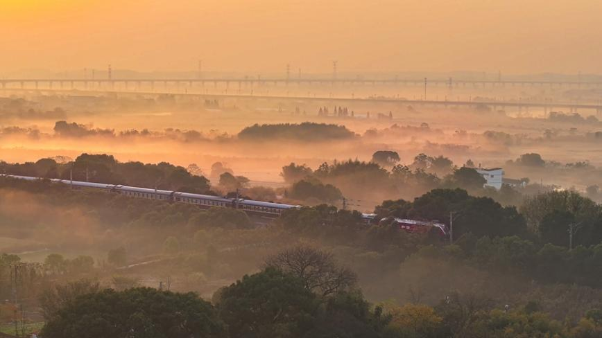 清晨，一輛旅客列車迎著金色的朝陽(yáng)向終點(diǎn)站駛?cè)?。陳平攝