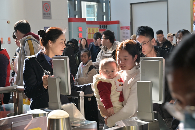 福州車站正在組織旅客驗(yàn)票乘車。張中奕攝