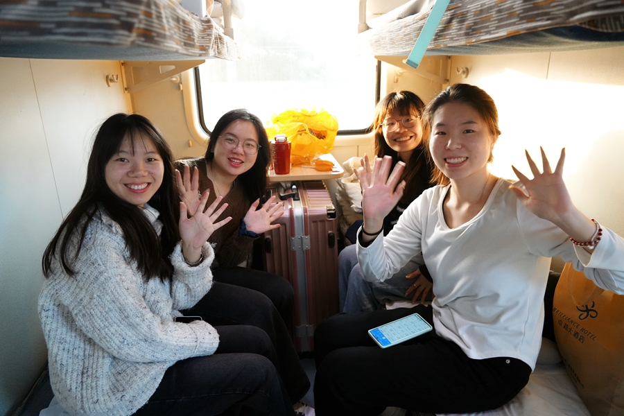 大學(xué)室友一起乘坐廈門北開(kāi)往哈爾濱西的火車，開(kāi)啟她們的旅程。安昕宇攝
