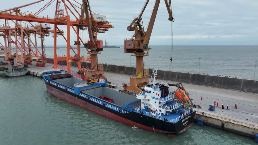 貨輪正在裝載貨物。廈門(mén)海關(guān)供圖